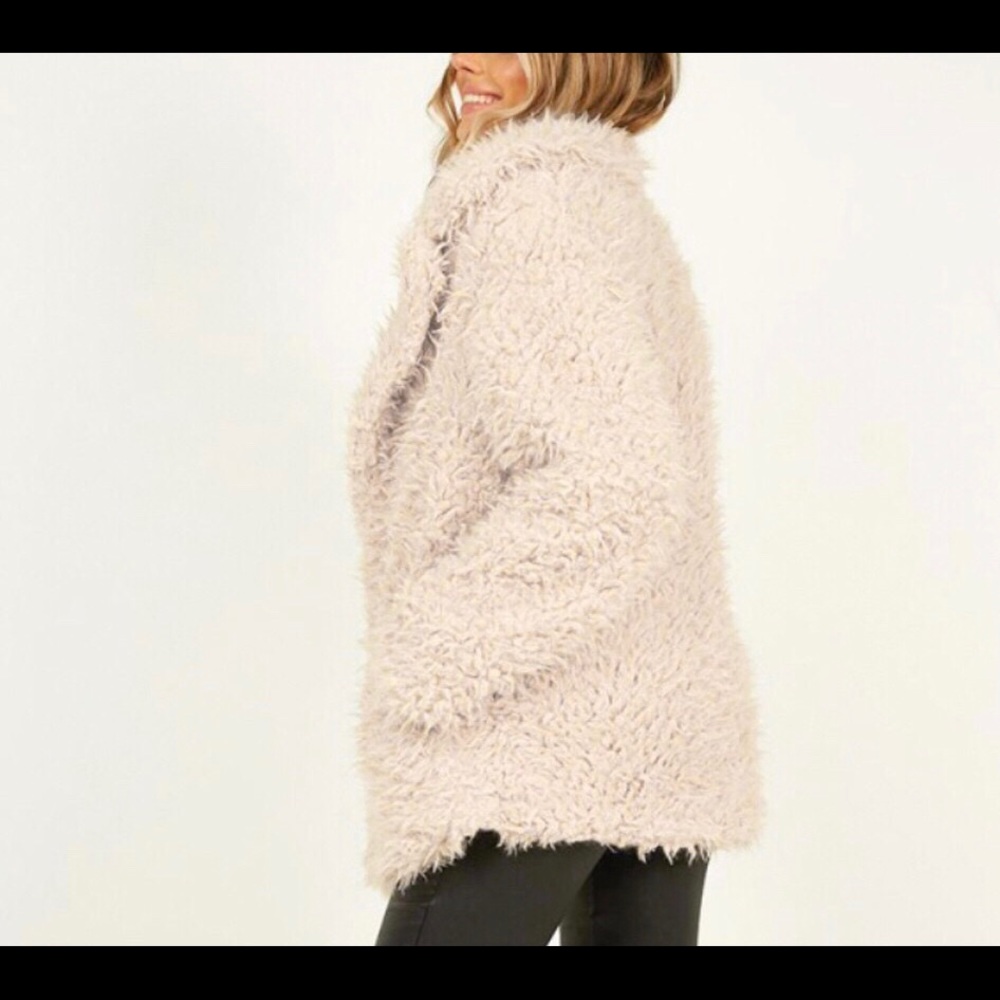 🌹Soft & Cozy Faux Fur Coat🌹 - Picture 4 of 7